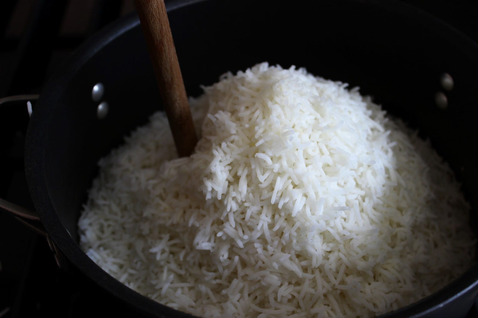 Кипящий рис. Рассыпчатый рис басмати. Рис басмати гарнир. Рис басмати проваренный. Вареный рассыпчатый рис.